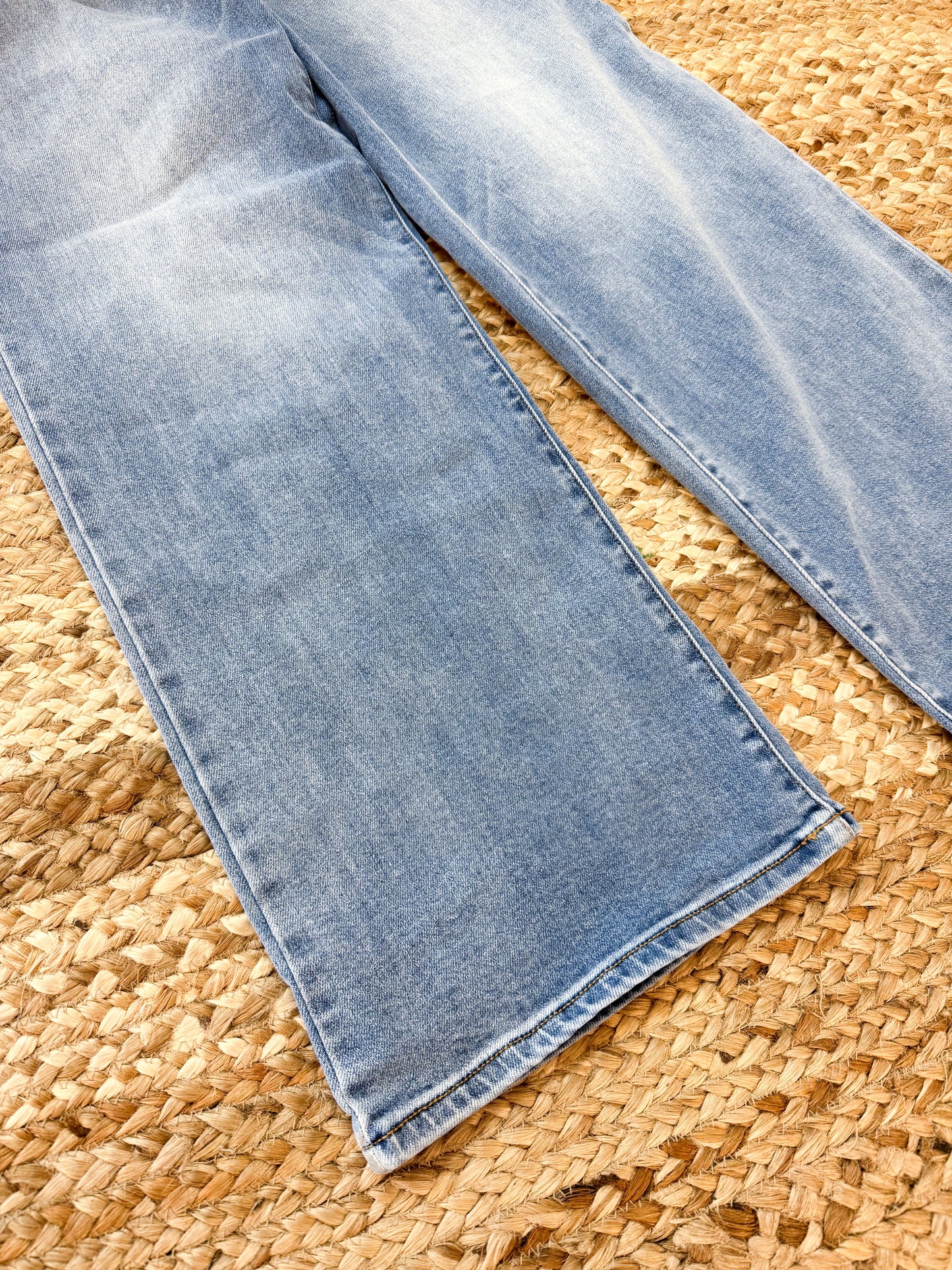 Judy Blue - Medium Wash Flare