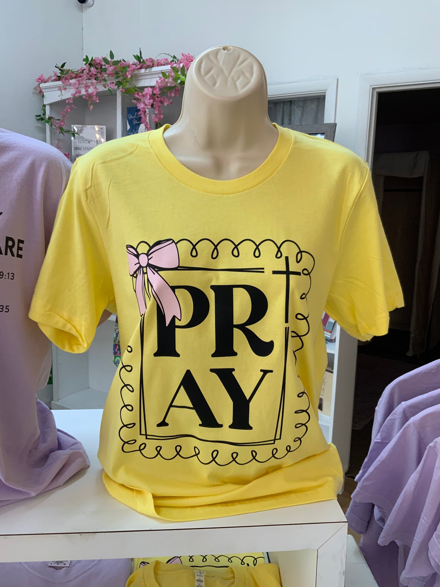 Pray bow tee